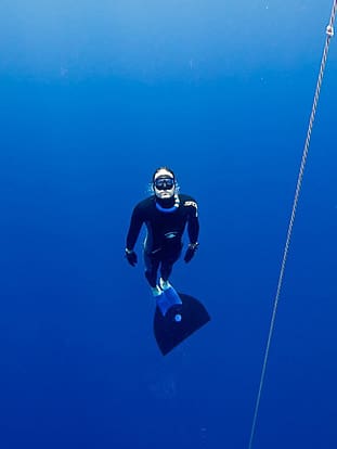 Byron Kay freediving up