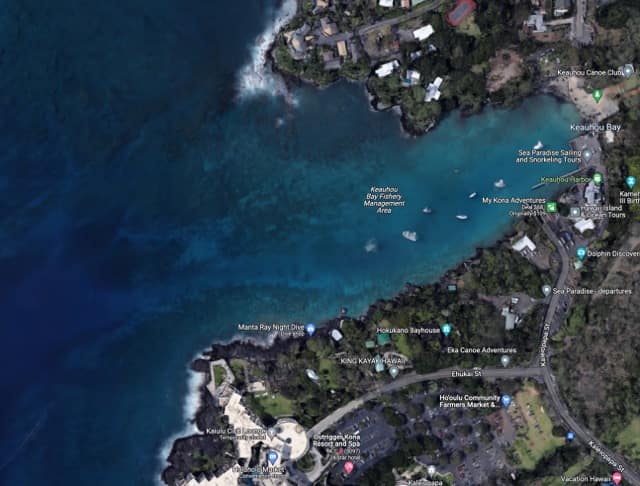 aerial view of keahou harbor and Kaukalaelae Point where the manta ray site is located 