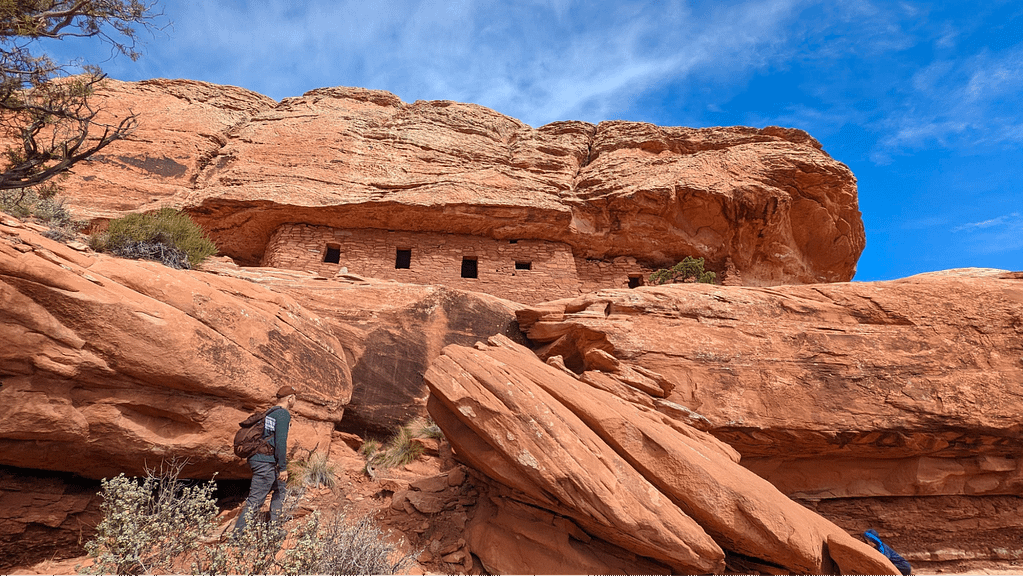 Massive sandstone rocks and an ancient stone structure show the destination site of this trail.