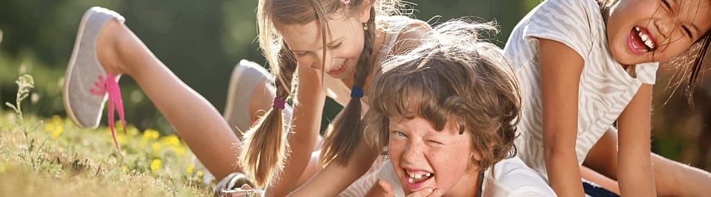 Children playing with boy who damaged a tooth